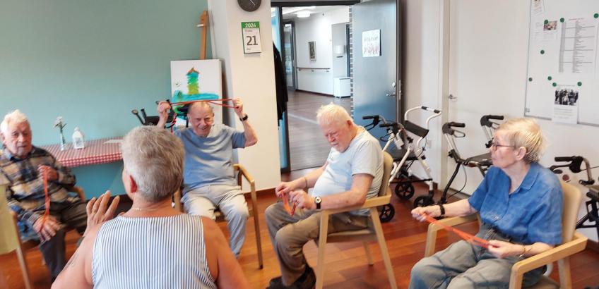 stolegymnastik og elastik på hovedet